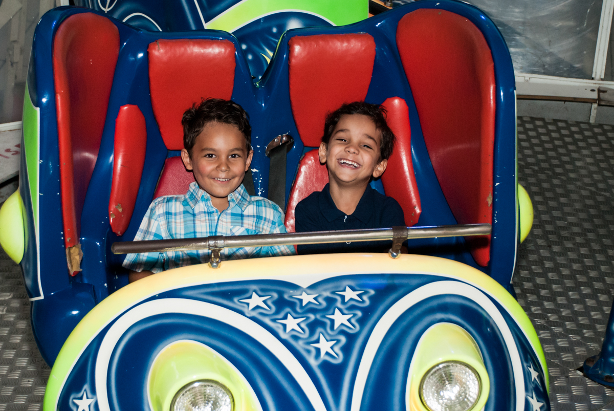 curtindo o brinquedo jornada nas estrelas no Buffet Fábrica da Alegria, Morumbi, São Paulo, aniversário de Thiago 5 anos tema da festa meu malvado favorito