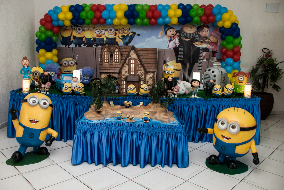 mesa temática no Buffet Fábrica da Alegria, Morumbi, São Paulo, aniversário de Thiago 5 anos tema da festa meu malvado favorito