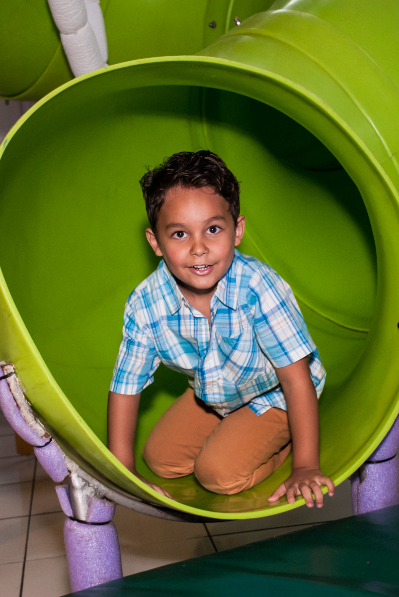 descendo no escorregador no Buffet Fábrica da Alegria, Morumbi, São Paulo, aniversário de Thiago 5 anos tema da festa meu malvado favorito