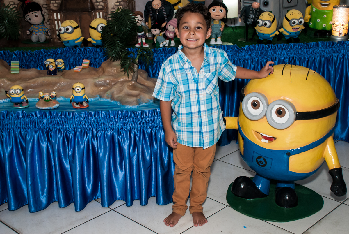 posando para a foto no Buffet Fábrica da Alegria, Morumbi, São Paulo, aniversário de Thiago 5 anos tema da festa meu malvado favorito