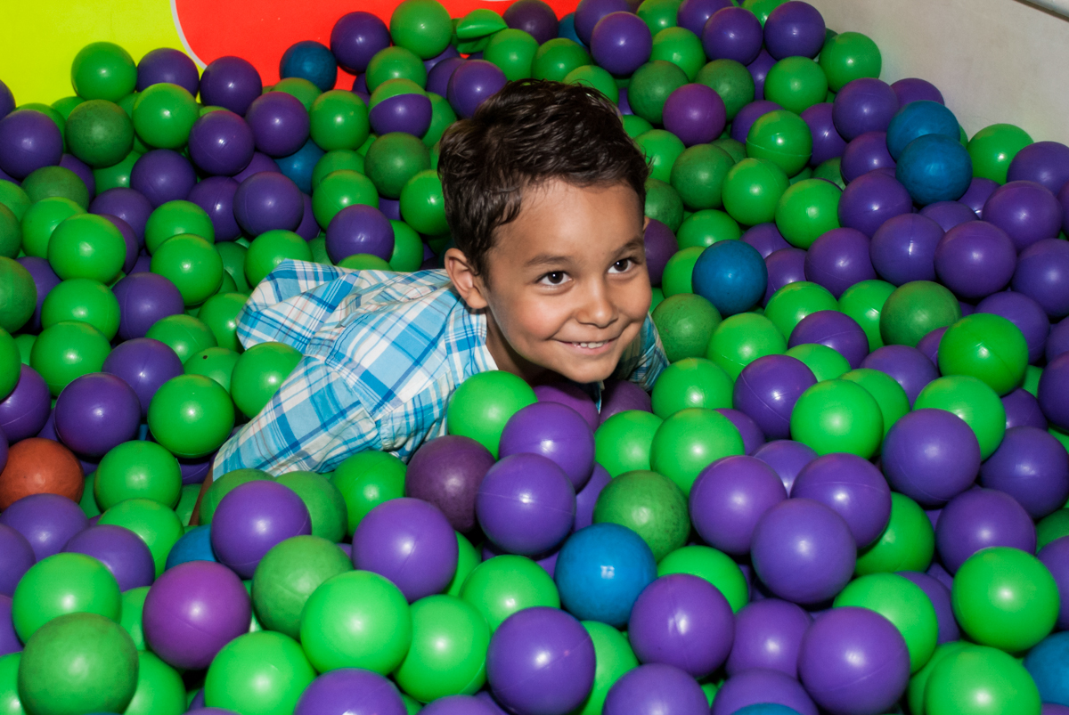 piscina de bolinha divertida no Buffet Fábrica da Alegria, Morumbi, São Paulo, aniversário de Thiago 5 anos tema da festa meu malvado favorito