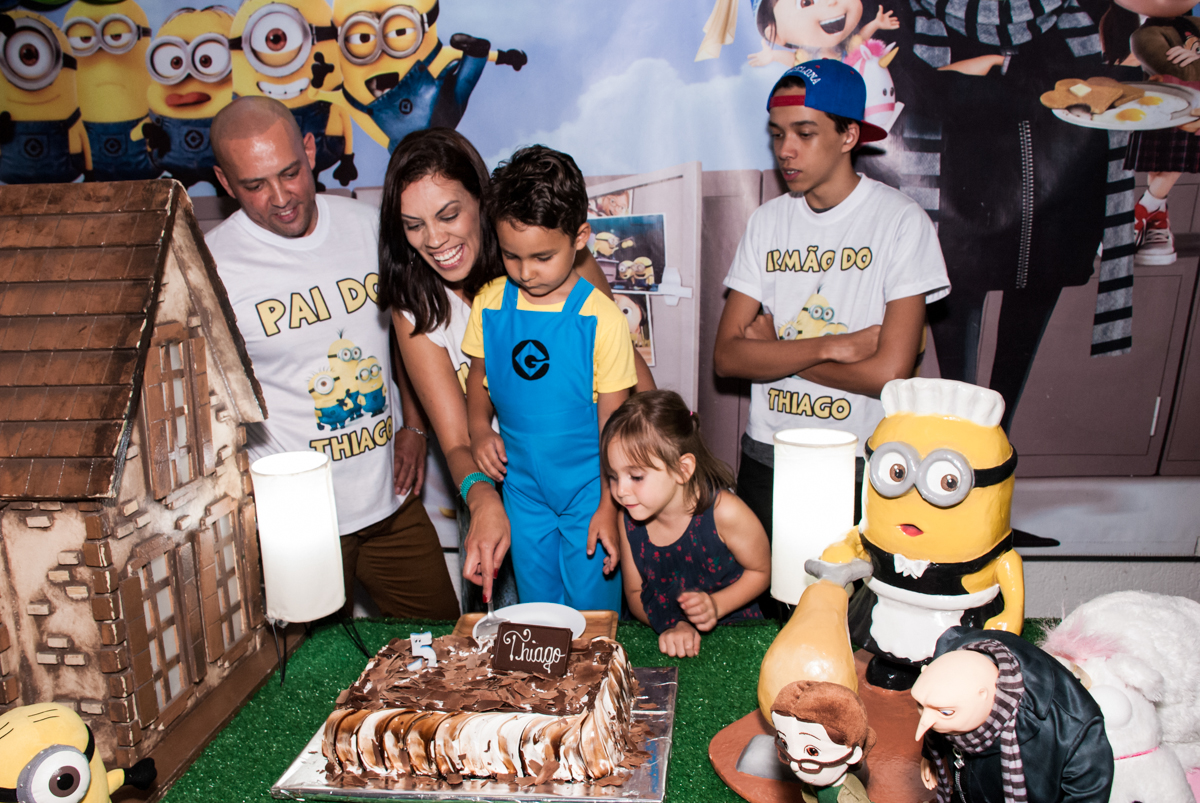 cortando o primeiro pedço de bolo no Buffet Fábrica da Alegria, Morumbi, São Paulo, aniversário de Thiago 5 anos tema da festa meu malvado favorito