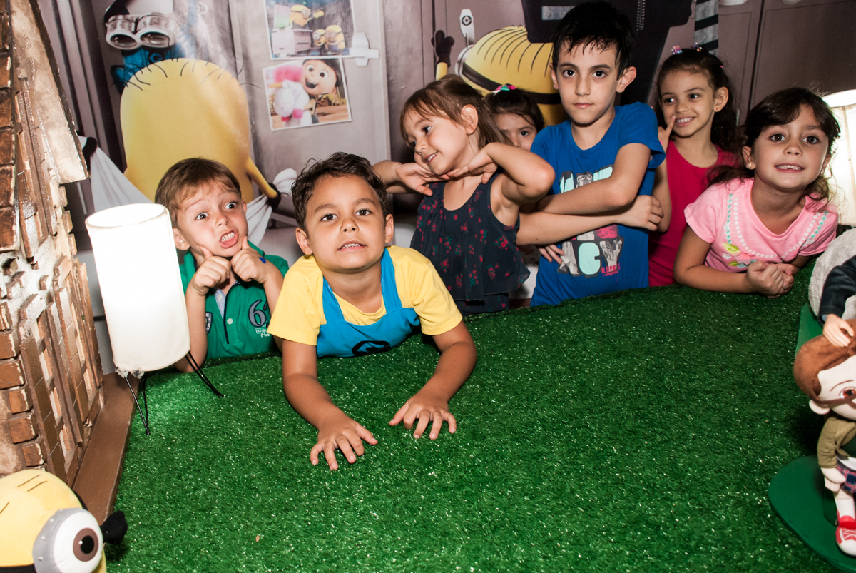 fotografia com os amigos no Buffet Fábrica da Alegria, Morumbi, São Paulo, aniversário de Thiago 5 anos tema da festa meu malvado favorito