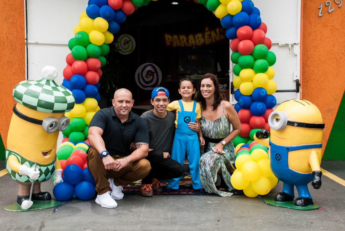 fotografia embaixo do arco de bexigas no Buffet Fábrica da Alegria, Morumbi, São Paulo, aniversário de Thiago 5 anos tema da festa meu malvado favorito
