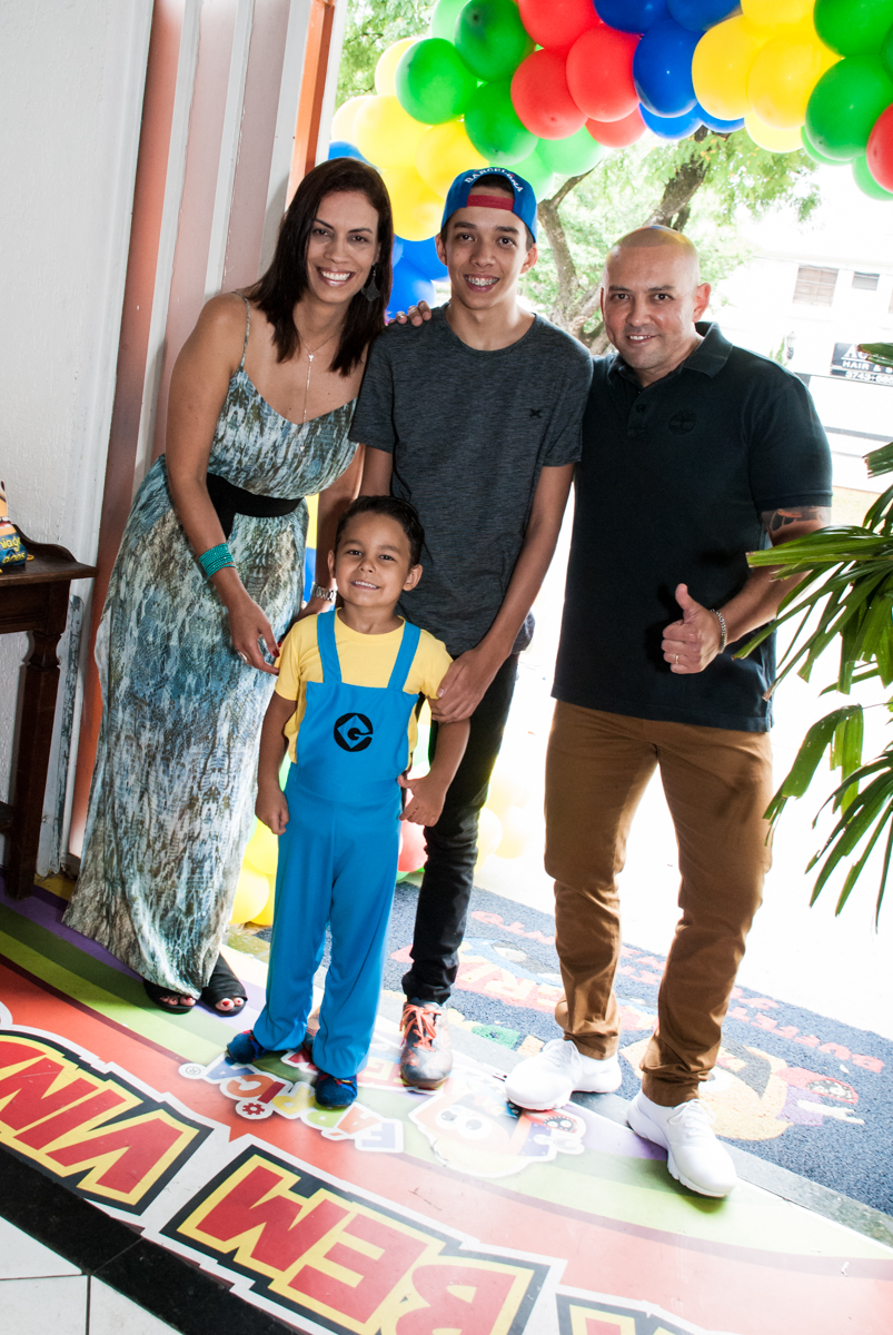 entrada da família no Buffet Fábrica da Alegria, Morumbi, São Paulo, aniversário de Thiago 5 anos tema da festa meu malvado favorito