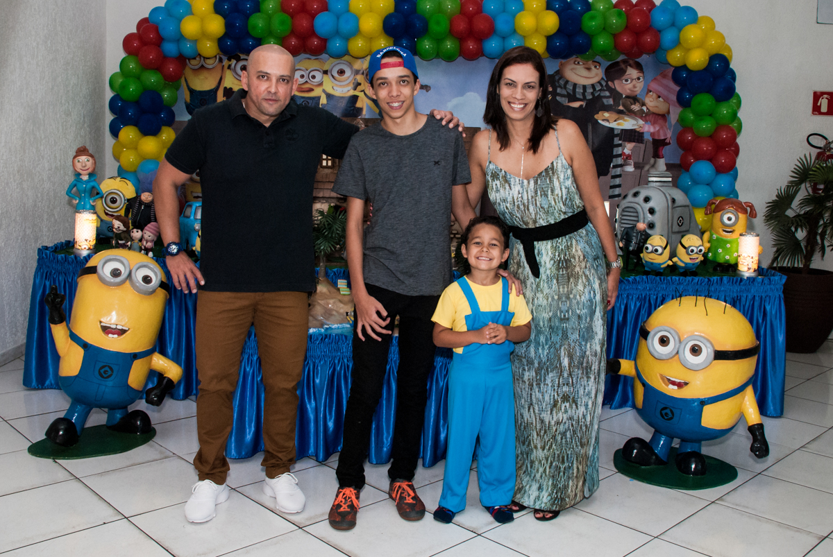 fotografia da família em frente a mesa temática no Buffet Fábrica da Alegria, Morumbi, São Paulo, aniversário de Thiago 5 anos tema da festa meu malvado favorito