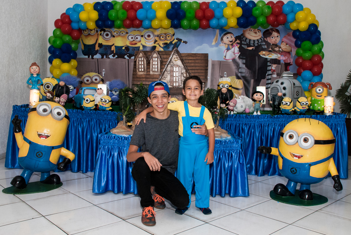 foto com o irmão no Buffet Fábrica da Alegria, Morumbi, São Paulo, aniversário de Thiago 5 anos tema da festa meu malvado favorito