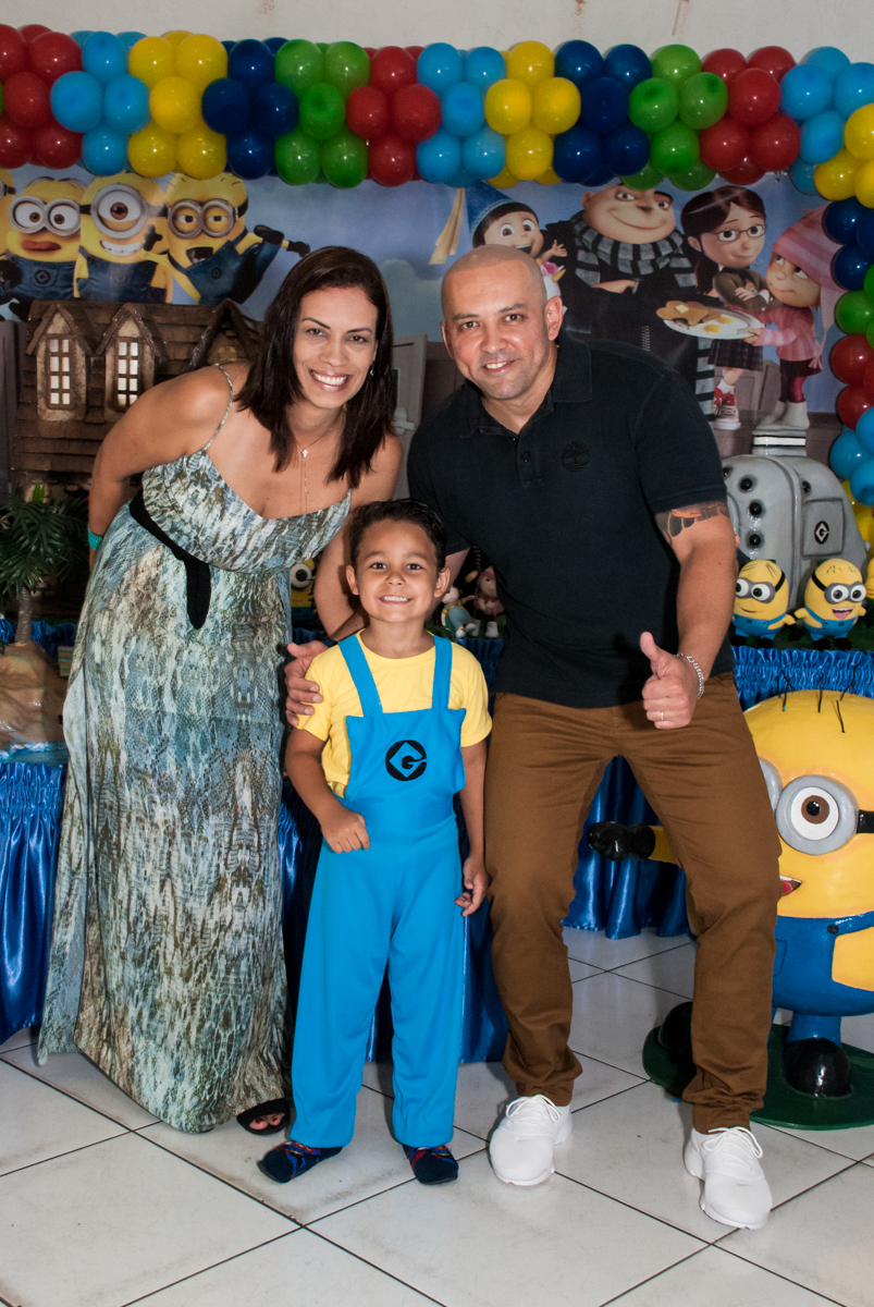 foto com os pais no Buffet Fábrica da Alegria, Morumbi, São Paulo, aniversário de Thiago 5 anos tema da festa meu malvado favorito