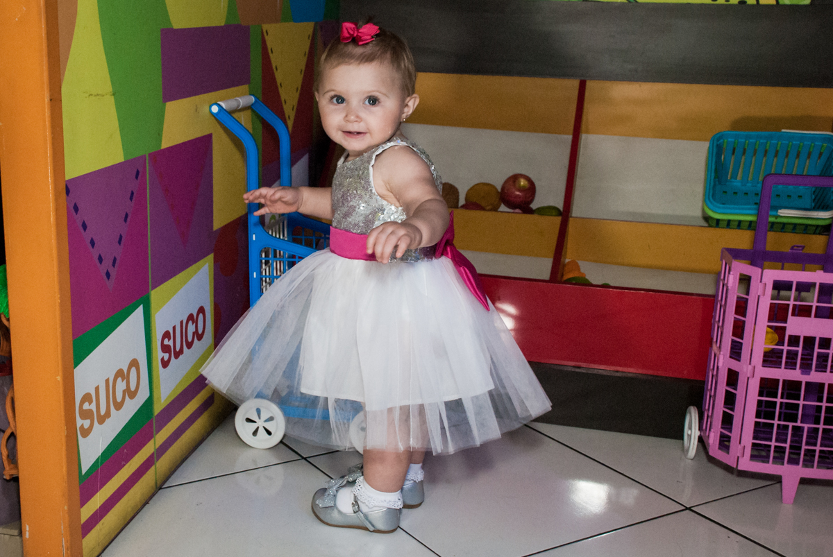 brincando no mercadinho no Buffet Fábrica da Alegria, Morumbi, São Paulo, aniversário de Isabella 1 ano, tema da festa Princesas Baby