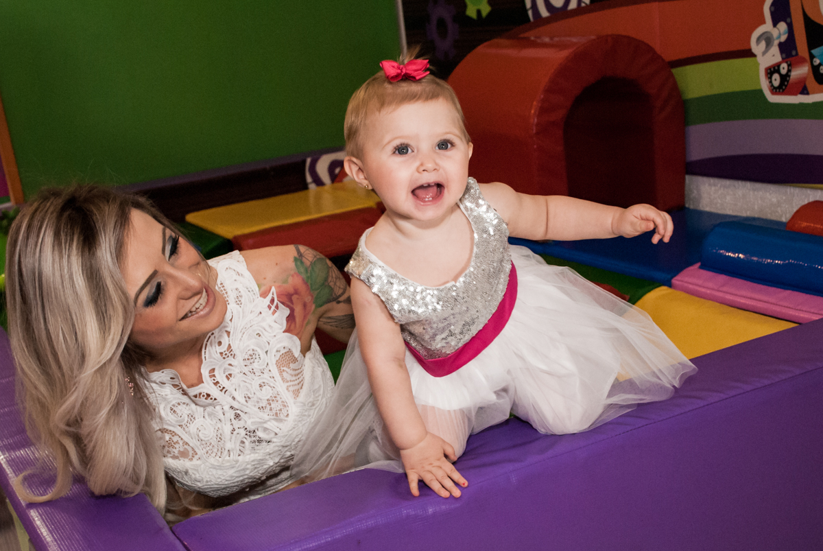 brincando com a mamãe na área baby no Buffet Fábrica da Alegria, Morumbi, São Paulo, aniversário de Isabella 1 ano, tema da festa Princesas Baby