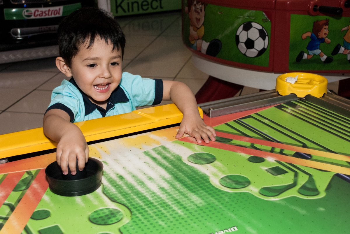 jogando no futebol de mesa noBuffet Fábrica da Alegria, Morumbi, São Paulo, aniversário de Isabella 1 ano, tema da festa Princesas Baby