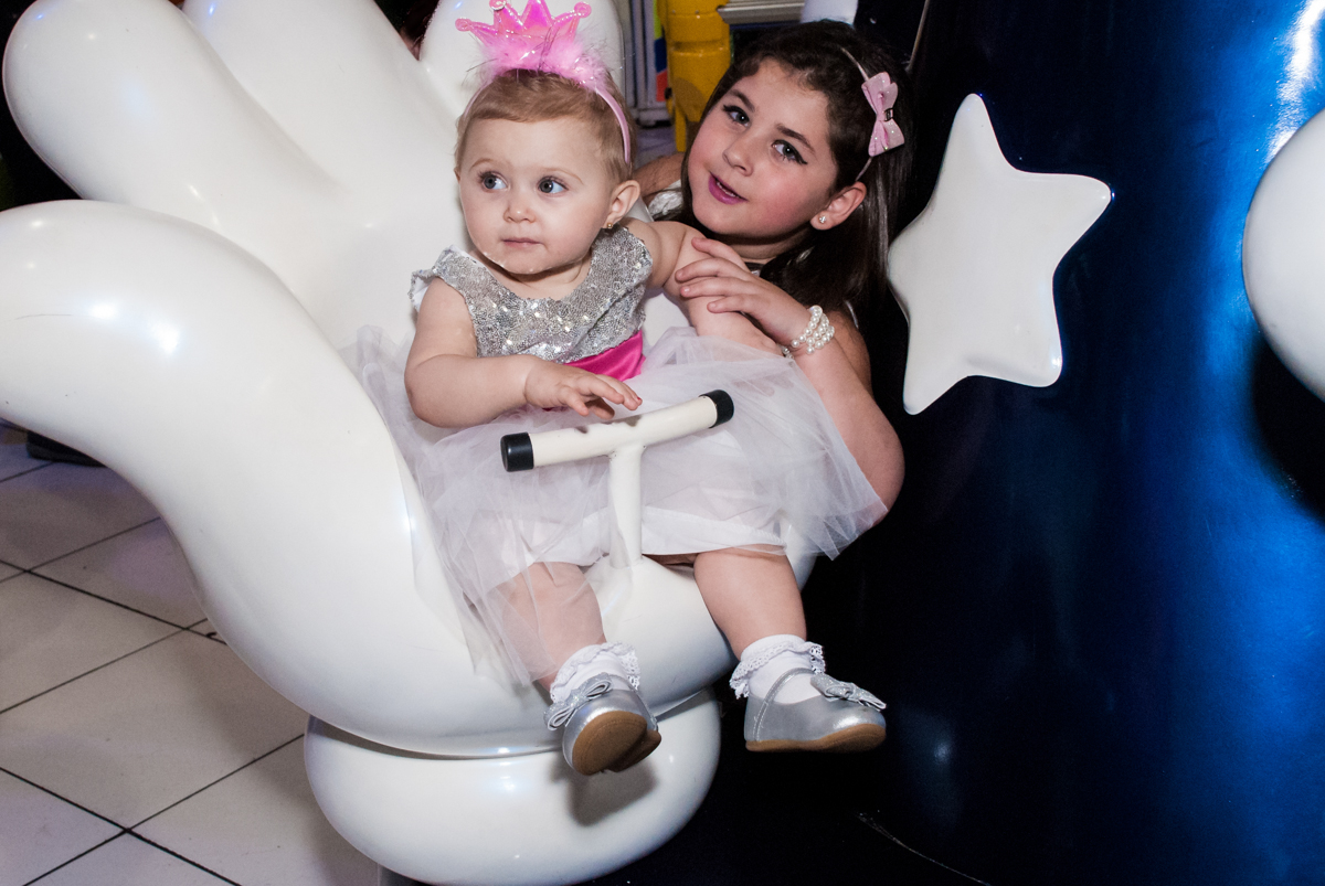 brincando no carrossel com a amiguinha no Buffet Fábrica da Alegria, Morumbi, São Paulo, aniversário de Isabella 1 ano, tema da festa Princesas Baby
