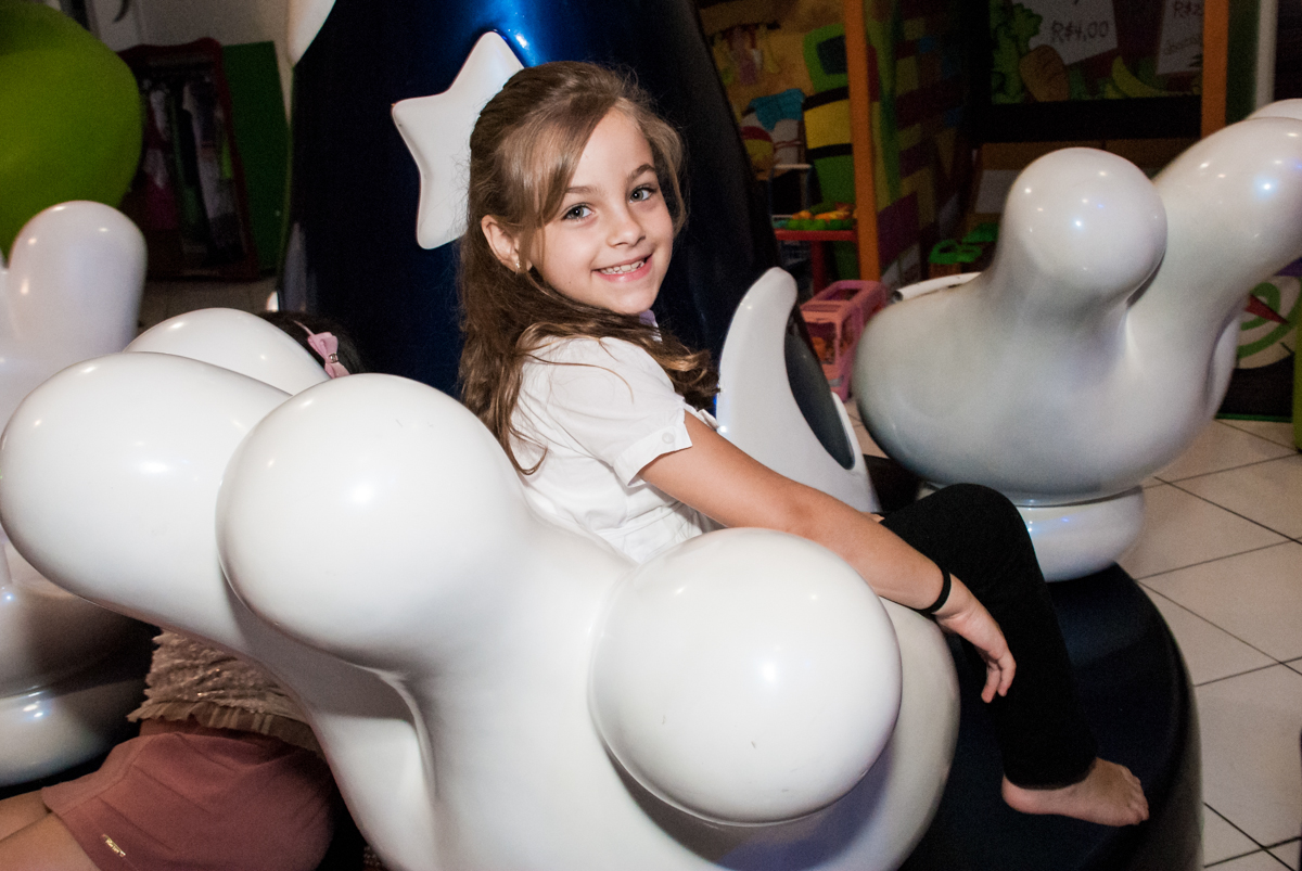 mais diversão no carrossel no Buffet Fábrica da Alegria, Morumbi, São Paulo, aniversário de Isabella 1 ano, tema da festa Princesas Baby