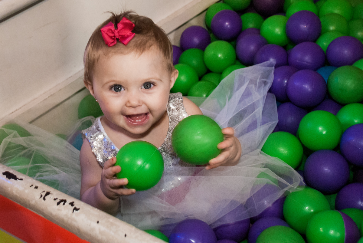 brincando na piscina de bolinhas no Buffet Fábrica da Alegria, Morumbi, São Paulo, aniversário de Isabella 1 ano, tema da festa Princesas Baby