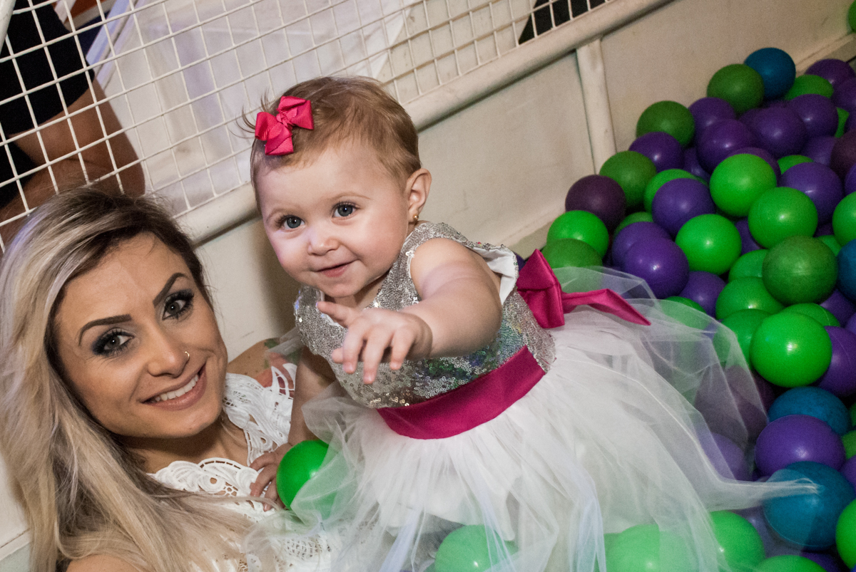 piscina de bolinhas com a mãe no Buffet Fábrica da Alegria, Morumbi, São Paulo, aniversário de Isabella 1 ano, tema da festa Princesas Baby