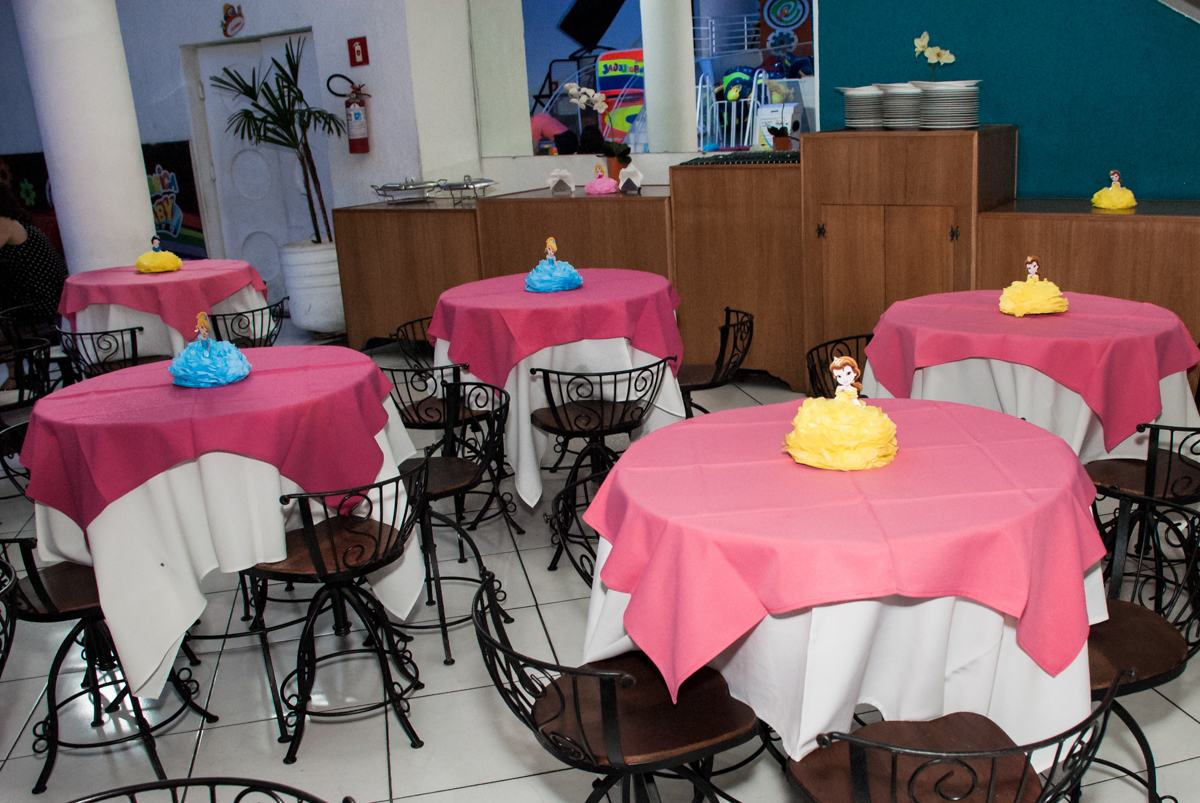mesas decoradas com as princesas no Buffet Fábrica da Alegria, Morumbi, São Paulo, aniversário de Isabella 1 ano, tema da festa Princesas Baby