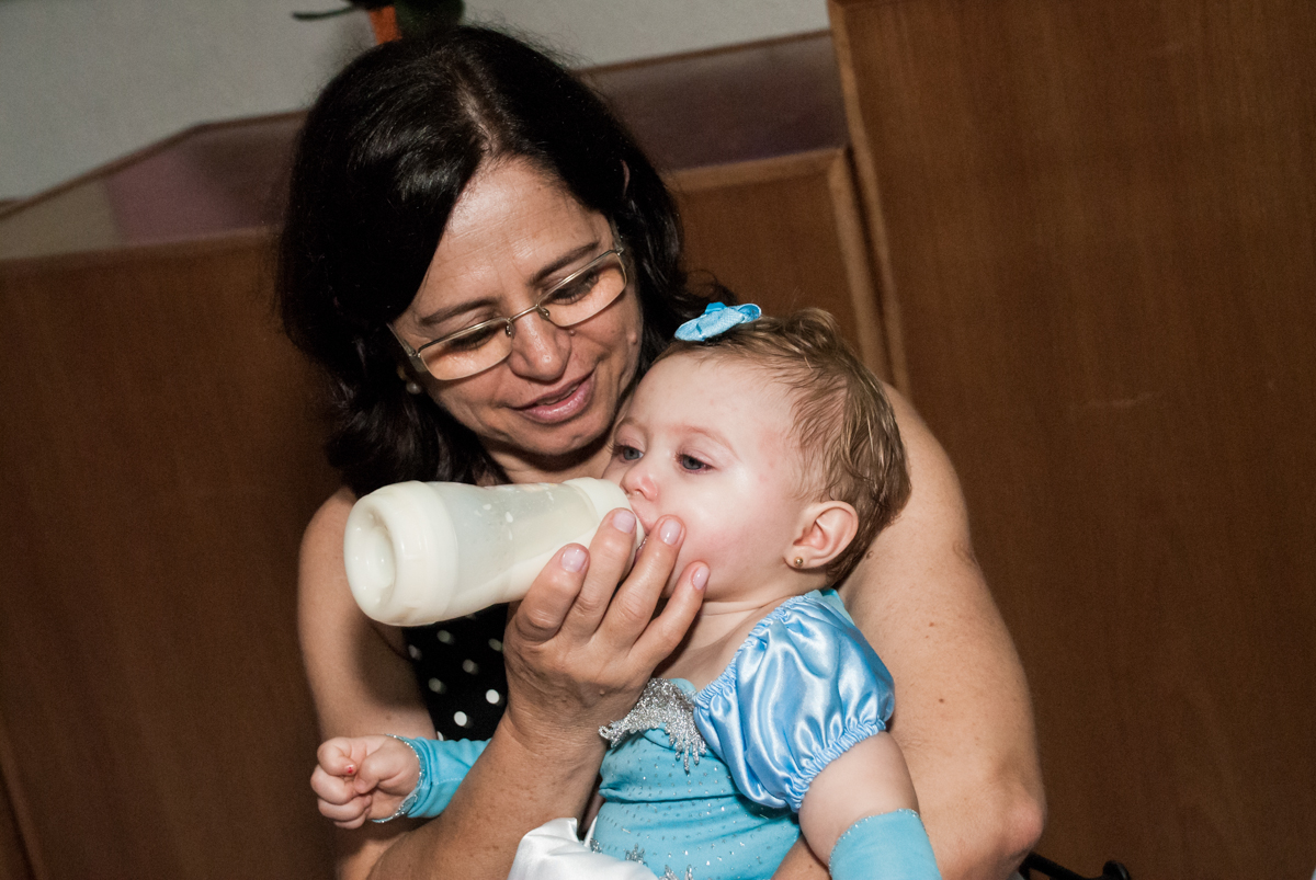 final de festa tomando leite no Buffet Fábrica da Alegria, Morumbi, São Paulo, aniversário de Isabella 1 ano, tema da festa Princesas Baby
