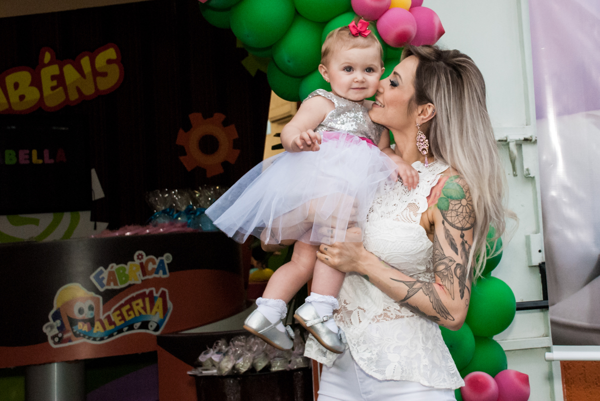 fotografia em baixo do arco de bexigas no Buffet Fábrica da Alegria, Morumbi, São Paulo, aniversário de Isabella 1 ano, tema da festa Princesas Baby