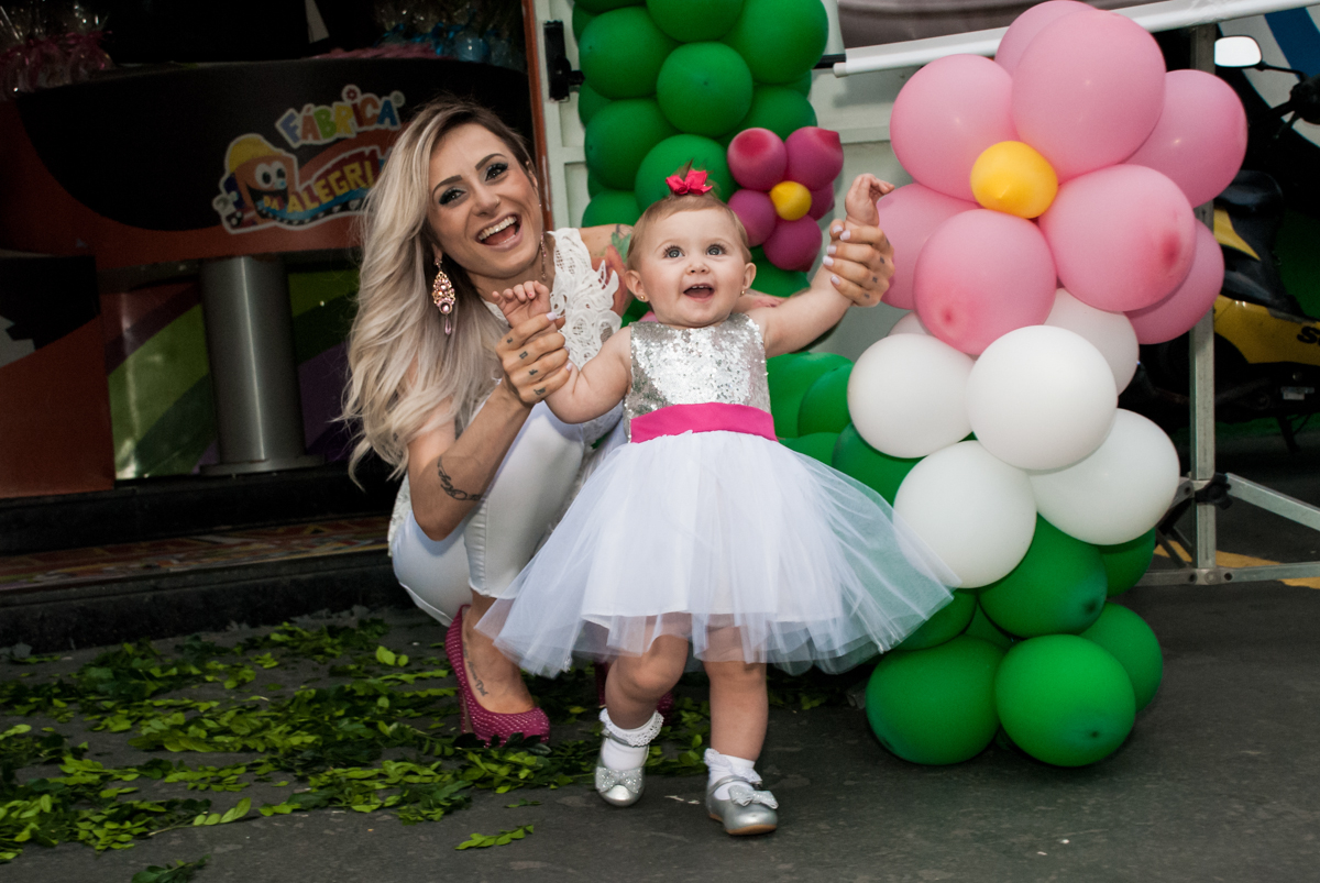 alegria da aniversariante em sua festa no Buffet Fábrica da Alegria, Morumbi, São Paulo, aniversário de Isabella 1 ano, tema da festa Princesas Baby