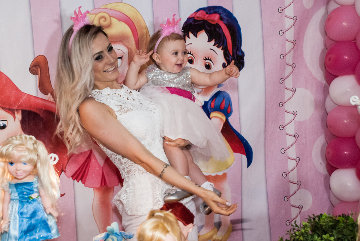 posando para a foto no Buffet Fábrica da Alegria, Morumbi, São Paulo, aniversário de Isabella 1 ano, tema da festa Princesas Baby
