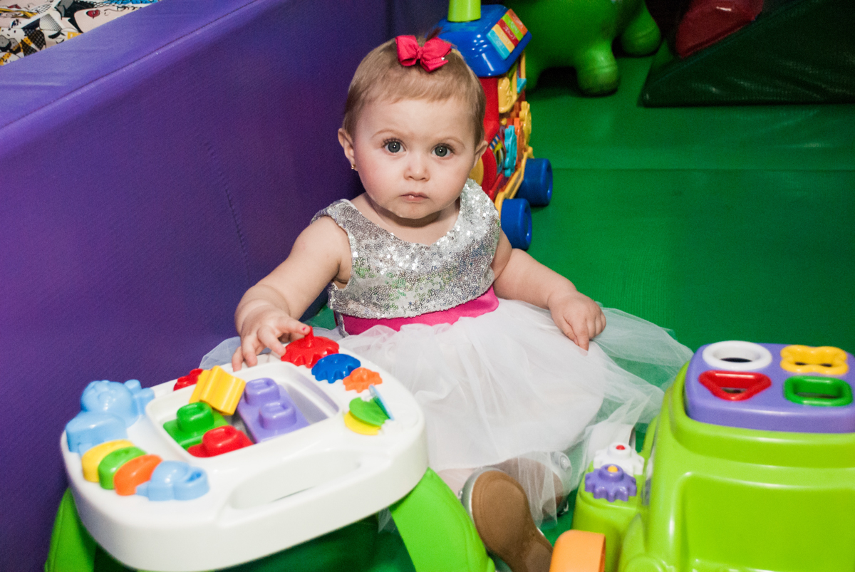 brincando na área baby no Buffet Fábrica da Alegria, Morumbi, São Paulo, aniversário de Isabella 1 ano, tema da festa Princesas Baby