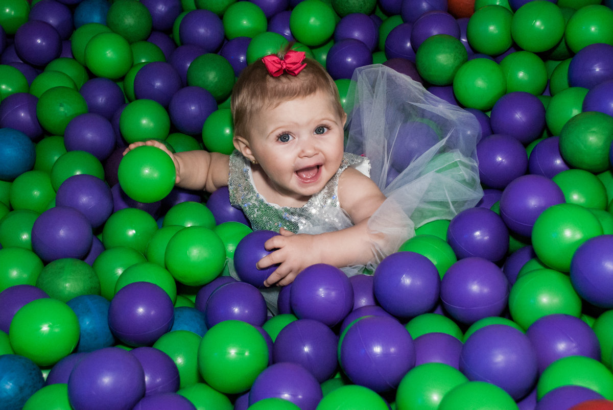 curtindo a piscina de bolinhas no Buffet Fábrica da Alegria, Morumbi, São Paulo, aniversário de Isabella 1 ano, tema da festa Princesas Baby