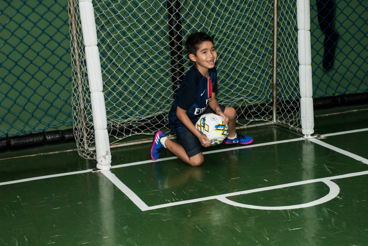 jogando no gol no Buffet Salakaboom aniversário de Gabrile 7 anos, tema da festa Paris San German