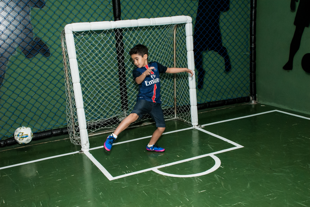 jogo de futebol animado no Buffet Salakaboom aniversário de Gabrile 7 anos, tema da festa Paris San German