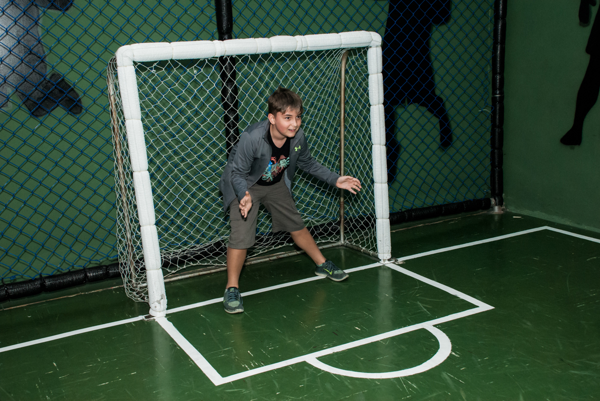 jogando bola com o amigo no Buffet Salakaboom aniversário de Gabrile 7 anos, tema da festa Paris San German