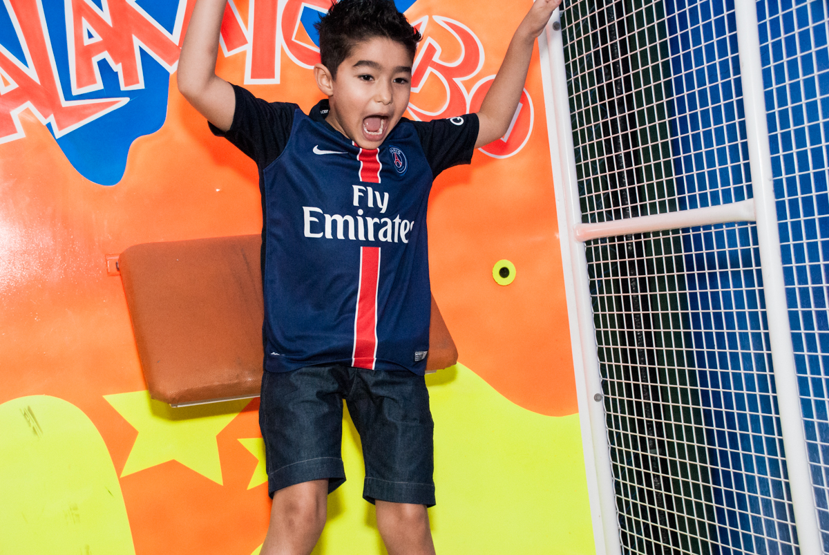 caindo do tombo legal no Buffet Salakaboom aniversário de Gabrile 7 anos, tema da festa Paris San German