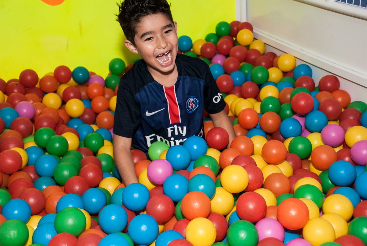 brincando na piscina de bolinhas no Buffet Salakaboom aniversário de Gabrile 7 anos, tema da festa Paris San German