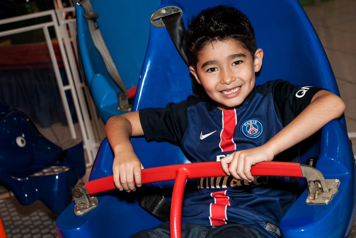 se preparando para o brinquedo maluco no Buffet Salakaboom aniversário de Gabrile 7 anos, tema da festa Paris San German