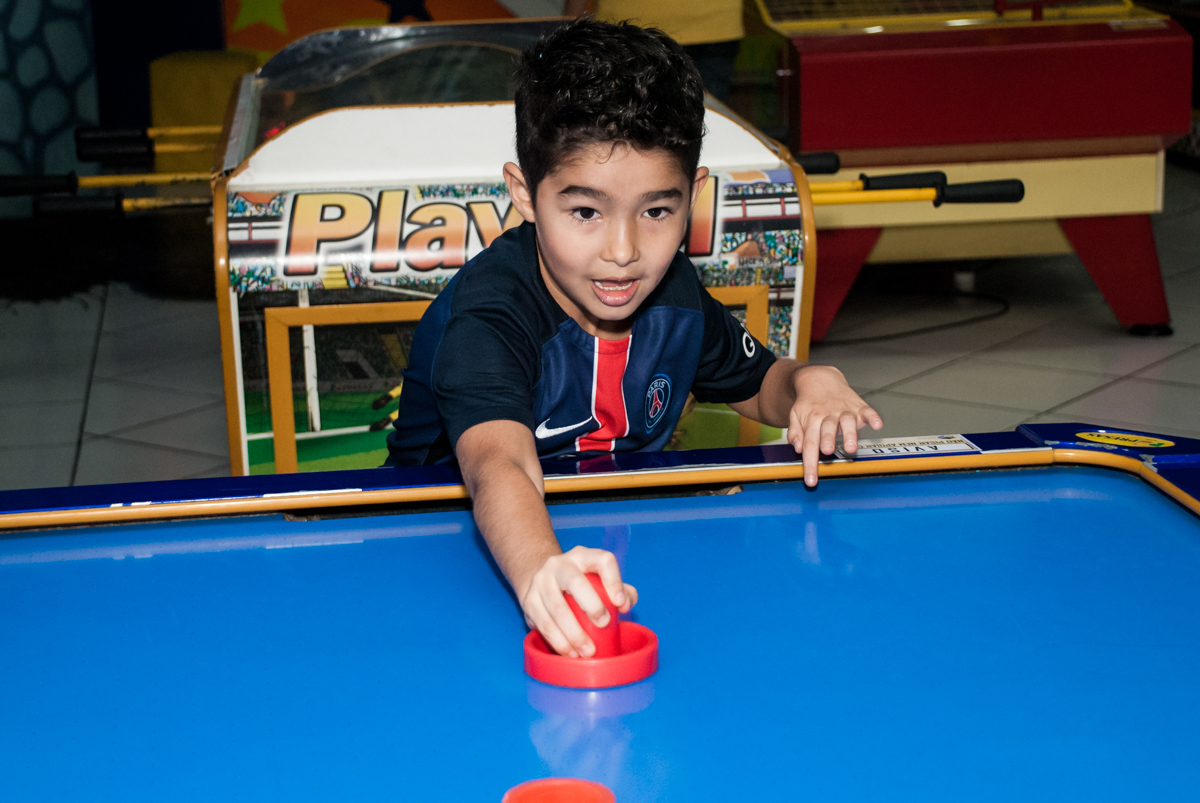 jogo de futebol de mesa no Buffet Salakaboom aniversário de Gabrile 7 anos, tema da festa Paris San German