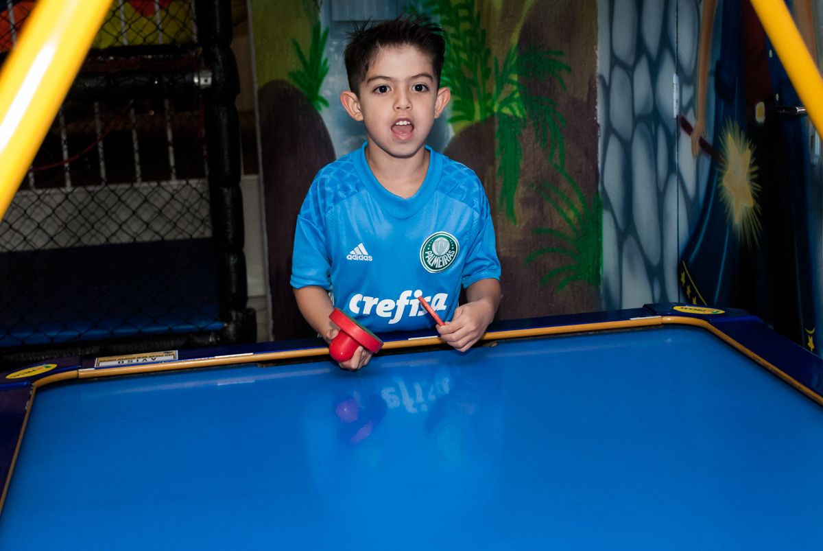 comemorando gol no futebol de mesa no Buffet Salakaboom aniversário de Gabrile 7 anos, tema da festa Paris San German