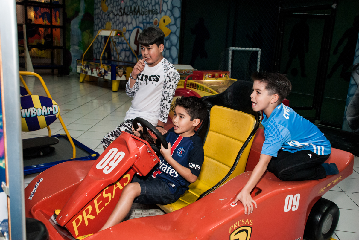 simulador de corridas no Buffet Salakaboom aniversário de Gabrile 7 anos, tema da festa Paris San German