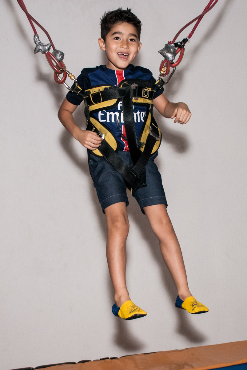 brincando na cama elástica no Buffet Salakaboom aniversário de Gabrile 7 anos, tema da festa Paris San German