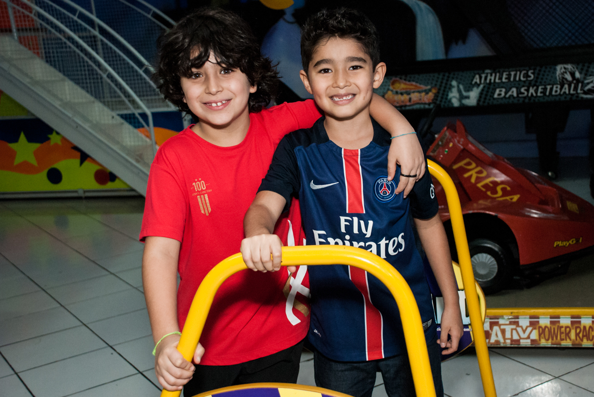 posando para a foto com o amigo no Buffet Salakaboom aniversário de Gabrile 7 anos, tema da festa Paris San German