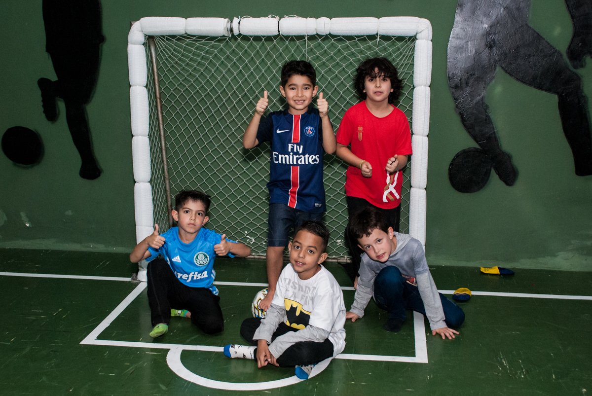 jogadores posam para a foto no Buffet Salakaboom aniversário de Gabrile 7 anos, tema da festa Paris San German