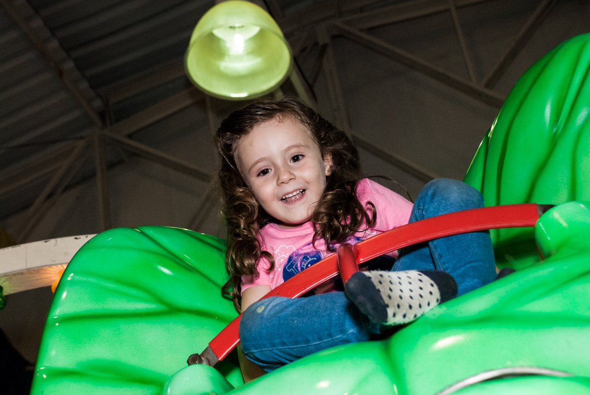brincando no carrossel no Buffet Salakaboom aniversário de Gabrile 7 anos, tema da festa Paris San German