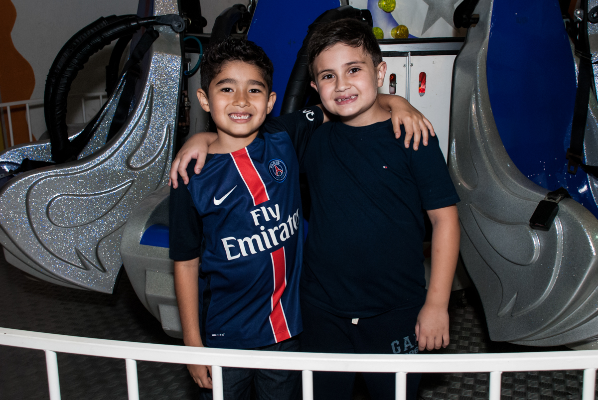 abraço do amigo no Buffet Salakaboom aniversário de Gabrile 7 anos, tema da festa Paris San German