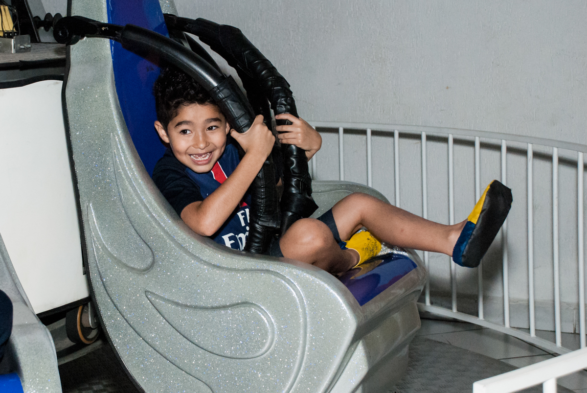 diversão no brinquedo elevador no