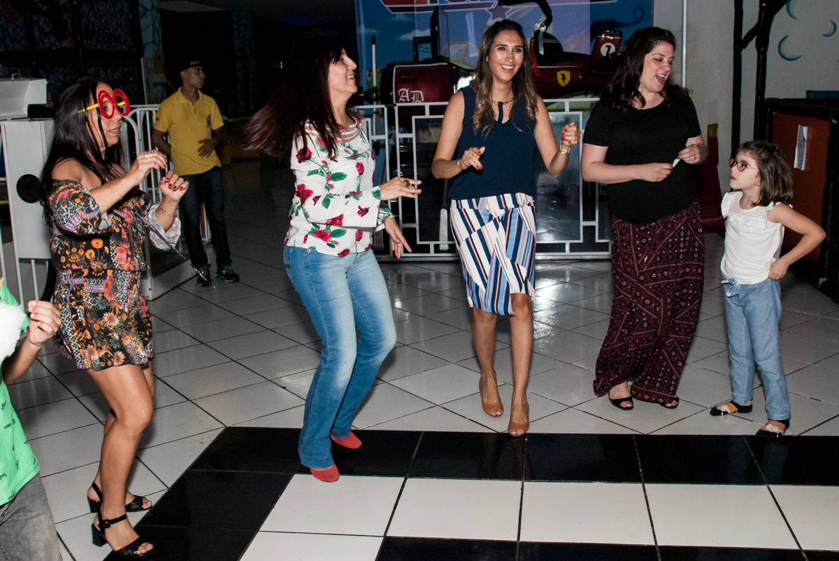 a mamãe curte a balada no Buffet Salakaboom aniversário de Gabrile 7 anos, tema da festa Paris San German