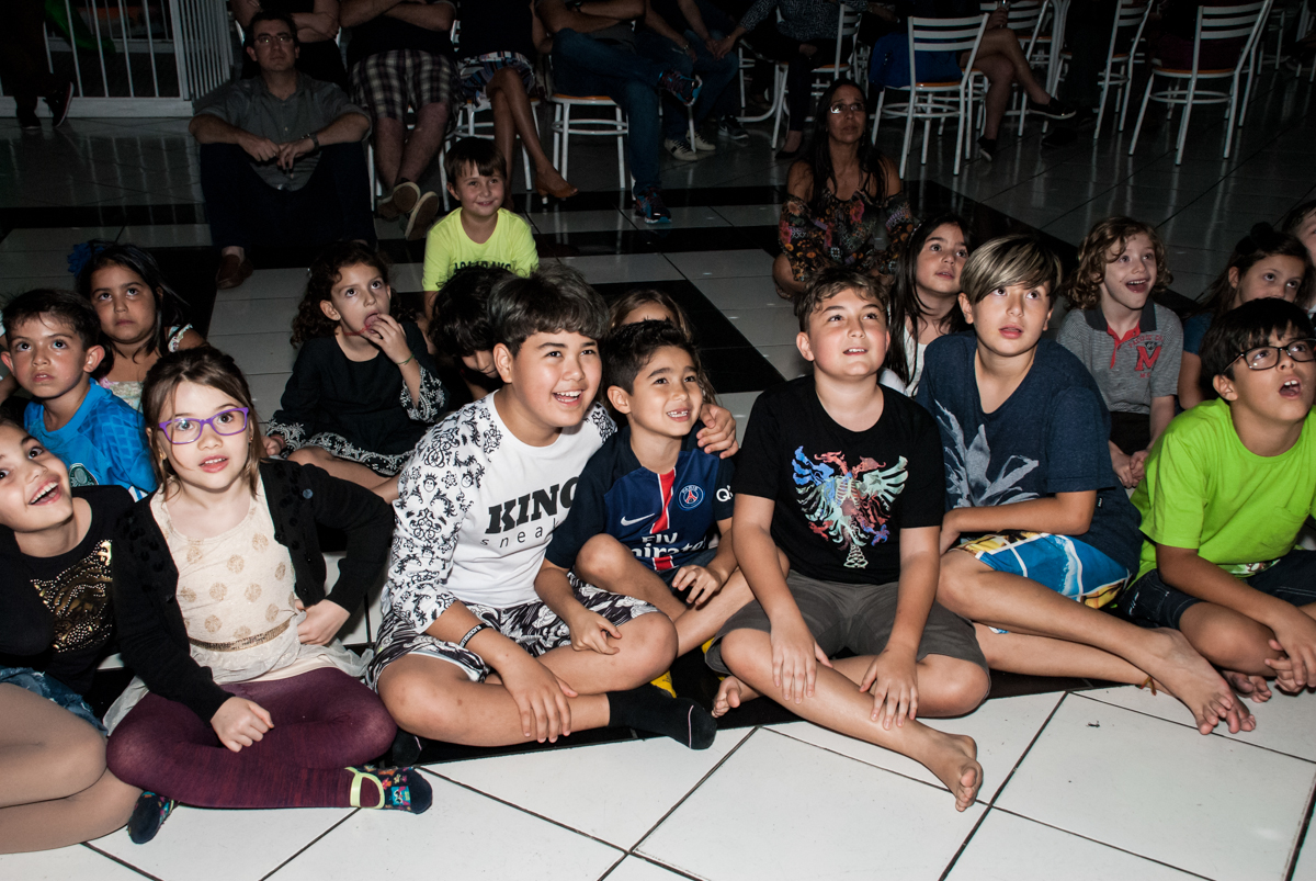 assistindo a retrospectiva no Buffet Salakaboom aniversário de Gabrile 7 anos, tema da festa Paris San German