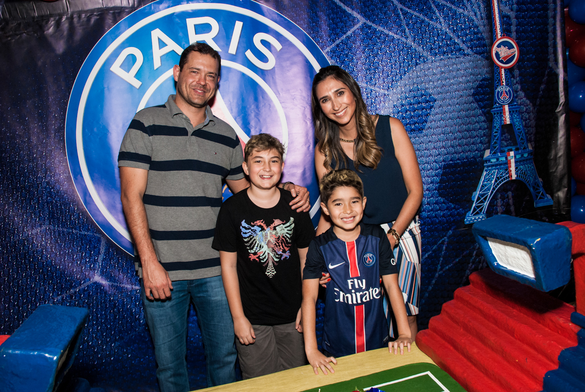 hora do parabéns no Buffet Salakaboom aniversário de Gabrile 7 anos, tema da festa Paris San German