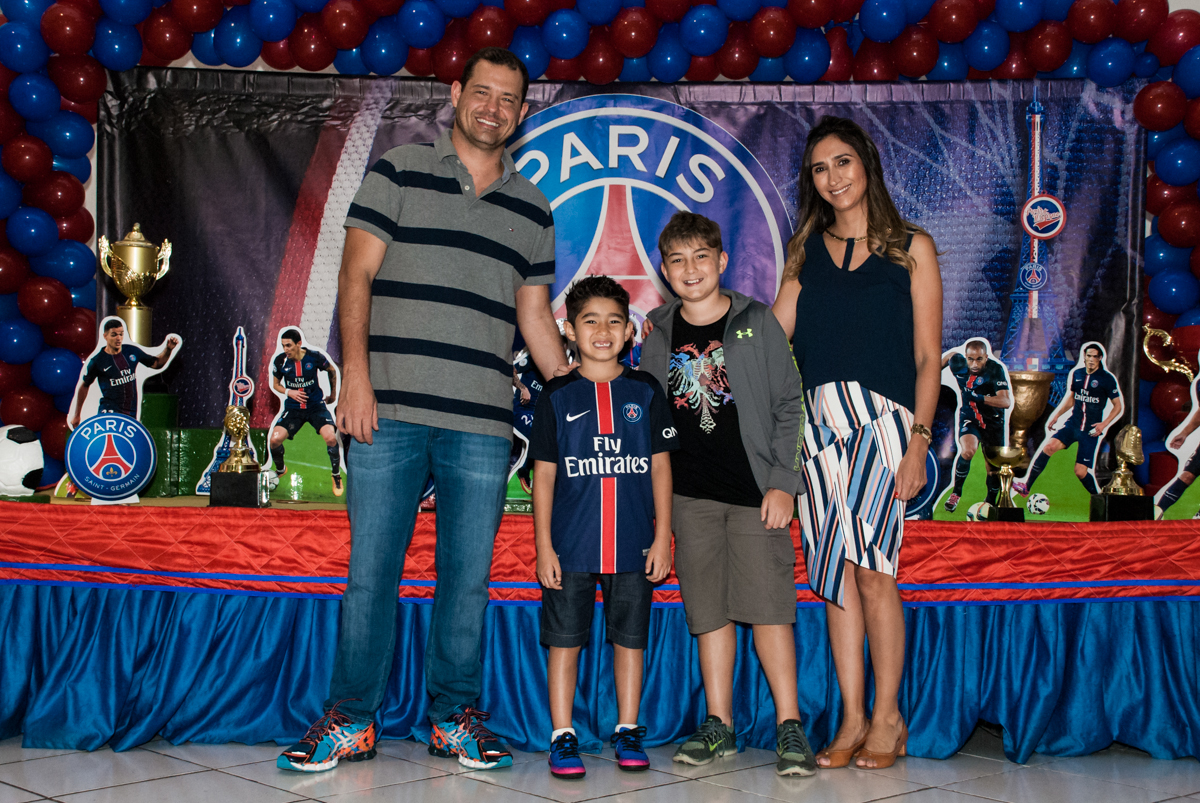 familia sendo fotografada na mesa temática no Buffet Salakaboom aniversário de Gabrile 7 anos, tema da festa Paris San German