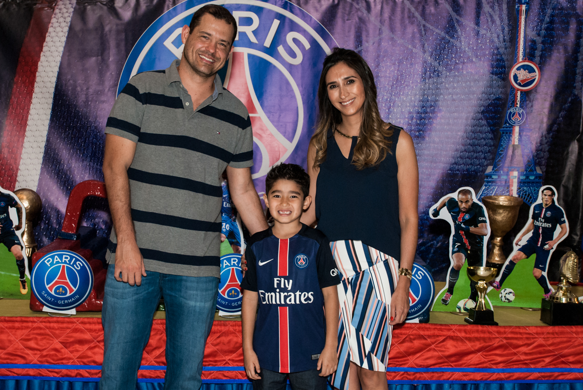 foto com os pais no Buffet Salakaboom aniversário de Gabrile 7 anos, tema da festa Paris San German