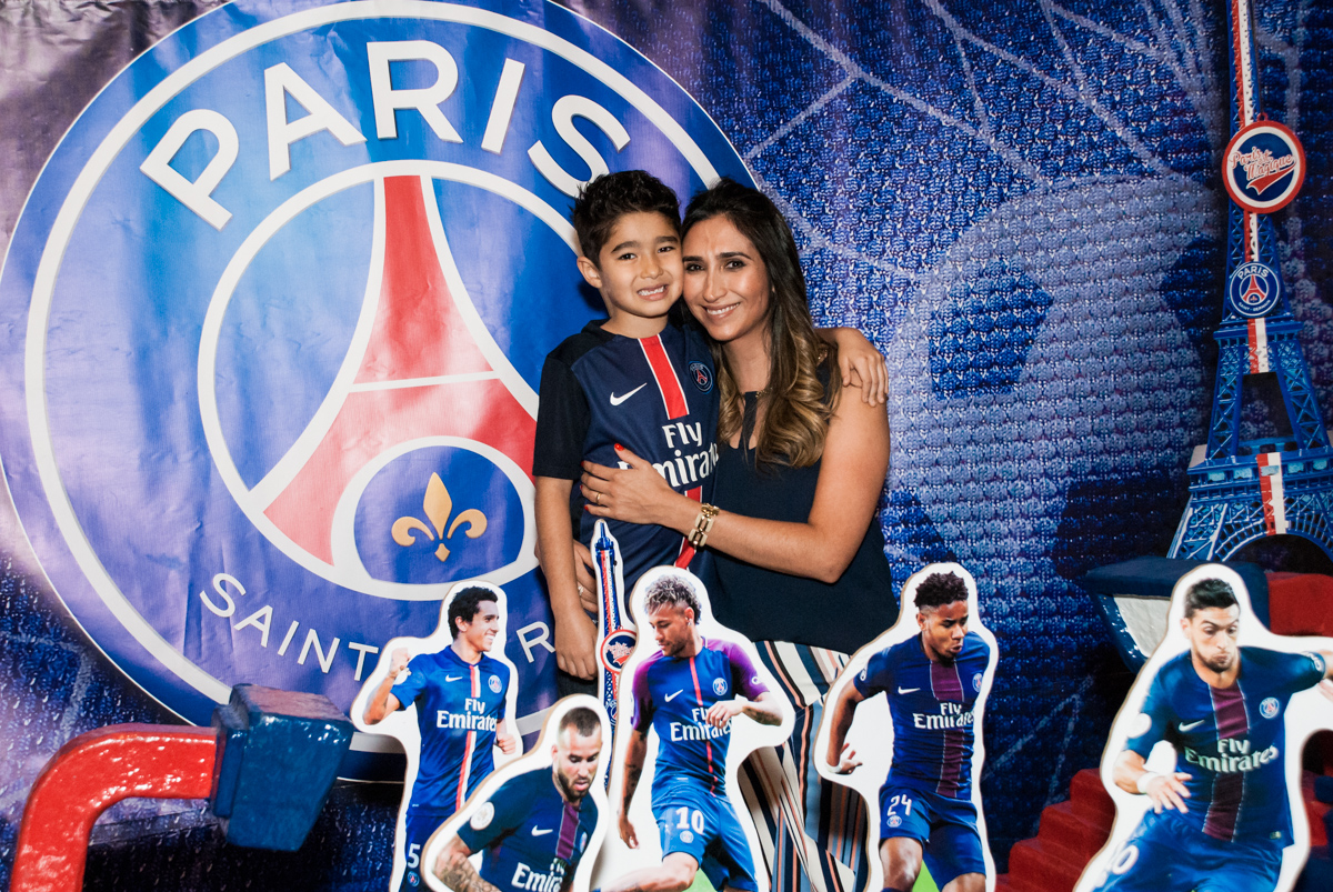 foto mãe e filho no Buffet Salakaboom aniversário de Gabrile 7 anos, tema da festa Paris San German