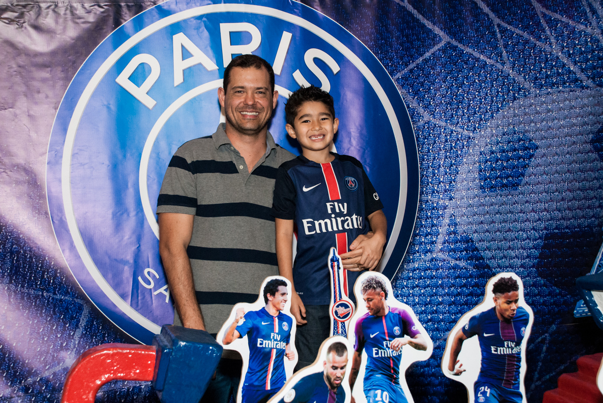 foto pai e filho no Buffet Salakaboom aniversário de Gabrile 7 anos, tema da festa Paris San German