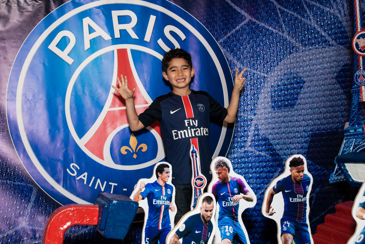 posando para a foto no Buffet Salakaboom aniversário de Gabrile 7 anos, tema da festa Paris San German