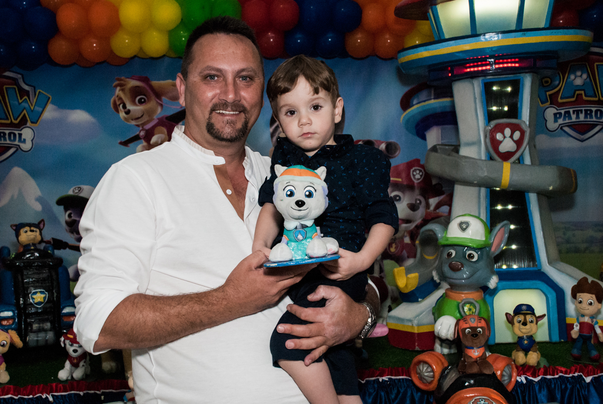 foto pai e filho no Buffet Fábrica da Alegria, Morumbi, São Paulo aniversário de Arthur 4 anos e Alex 2, tema da festa Patrulha Canina